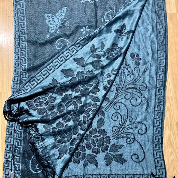 100% Cashmere Scarf - Picture 2 of 3